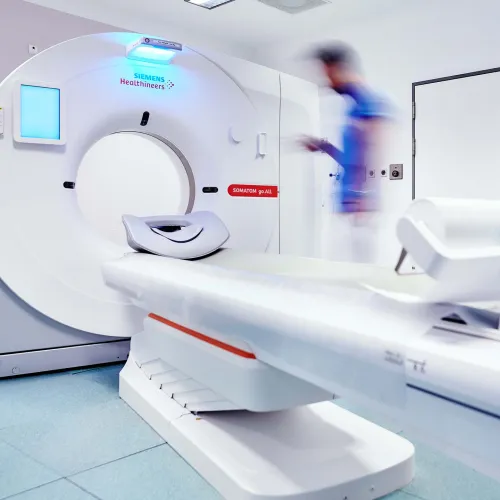 Computertomograph in einem medizinischen Behandlungsraum.