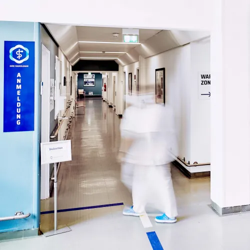 Eingangsbereich der Zweigpraxis Nauen an der Havelland Klinik mit Holzstühlen und markierten Wegen.