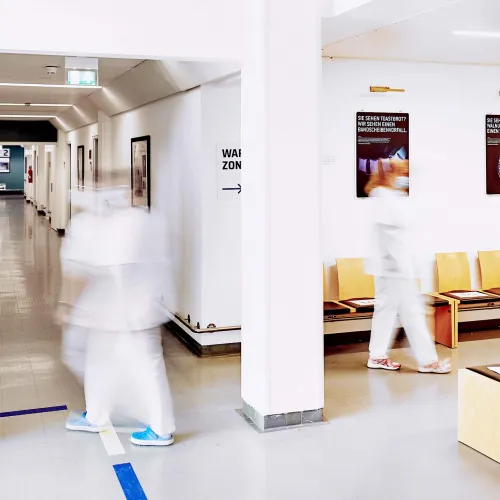Entrance area of the Nauen branch practice at the Havelland Clinic with wooden chairs and marked paths.